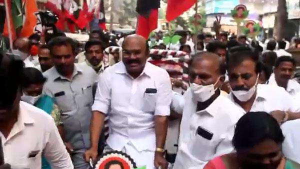 அன்னைக்கு குஷ்பூவை மறந்துட்டீங்களே... இன்னைக்கு பார்த்துடுவோம்!