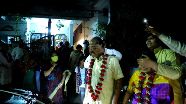திருமண நாளன்று அசத்தலான பரிசு வழங்கிய பிள்ளைகள்... இந்த தகவல் உங்க பெற்றோர் கண்களில் படாமல் பார்த்துக்கோங்க!