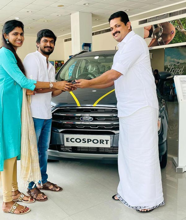 புதிதாக திருமணமான இயக்குனருக்கு காரை ஆச்சரிய பரிசாக அளித்த தயாரிப்பாளர்... இந்த காரோட விலை எவ்ளோ தெரியுமா?