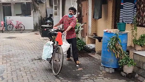 சைக்கிளையே ஓட்டலாக மாற்றிய நபர்... தோசை முதல் பீட்சா வரை... 13 மில்லியன் பார்வையாளர்களை பெற்ற வீடியோ!!