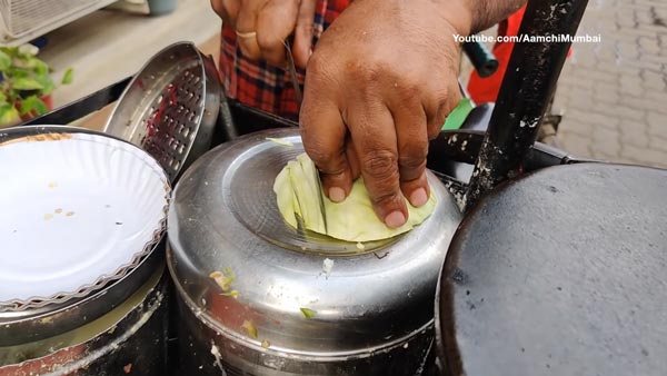 சைக்கிளையே ஓட்டலாக மாற்றிய நபர்... தோசை முதல் பீட்சா வரை... 13 மில்லியன் பார்வையாளர்களை பெற்ற வீடியோ!!