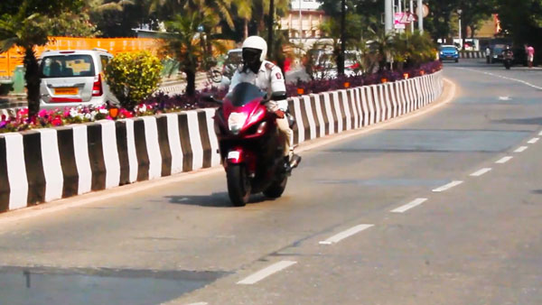 சுசுகி ஹயபுசா பைக்கில் வலம் வந்த போக்குவரத்து காவலர்... இதோட விலைய கேட்டீங்கனா மயக்கமே போட்ருவீங்க!!