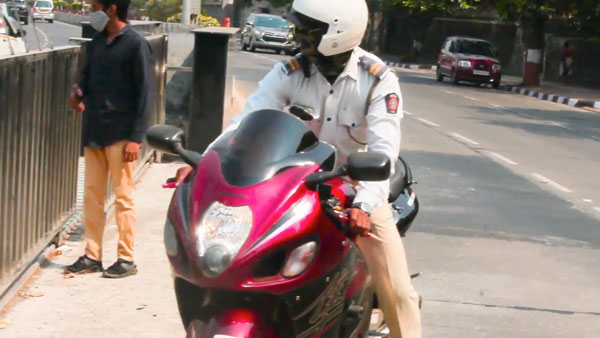சுசுகி ஹயபுசா பைக்கில் வலம் வந்த போக்குவரத்து காவலர்... இதோட விலைய கேட்டீங்கனா மயக்கமே போட்ருவீங்க!!