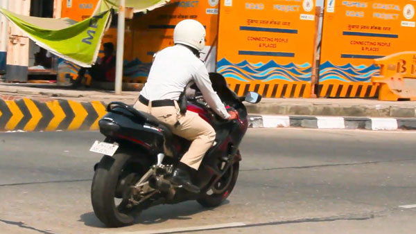 சுசுகி ஹயபுசா பைக்கில் வலம் வந்த போக்குவரத்து காவலர்... இதோட விலைய கேட்டீங்கனா மயக்கமே போட்ருவீங்க!!