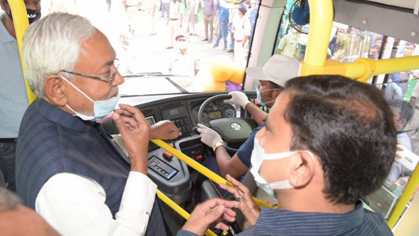 எலெக்ட்ரிக் பேருந்துகளின் சேவையை நிதிஷ் குமார் தொடங்கி வைத்த பின் நடந்த பரபரப்பு சம்பவம்... என்னனு தெரியுமா?