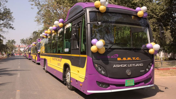 எலெக்ட்ரிக் பேருந்துகளின் சேவையை நிதிஷ் குமார் தொடங்கி வைத்த பின் நடந்த பரபரப்பு சம்பவம்... என்னனு தெரியுமா?