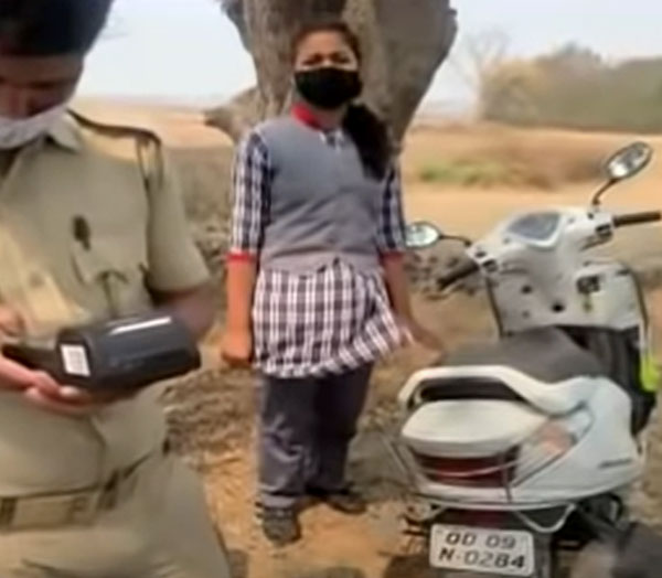 டூ-வீலரில் பள்ளிக்கு போன மாணவர்கள்... பெற்றோர்களுக்கு பாடம் கற்பித்த போலீஸ்... என்ன பாடம் தெரிஞ்சா ஷாக்காயிருவீங்க!