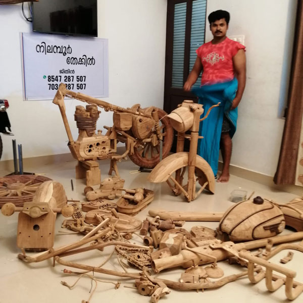 இதெல்லாம் வேற லெவல் திறமை... மரக்கட்டையால் உருவாக்கப்பட்ட ராயல் என்பீல்டு புல்லட்... வீடியோ!