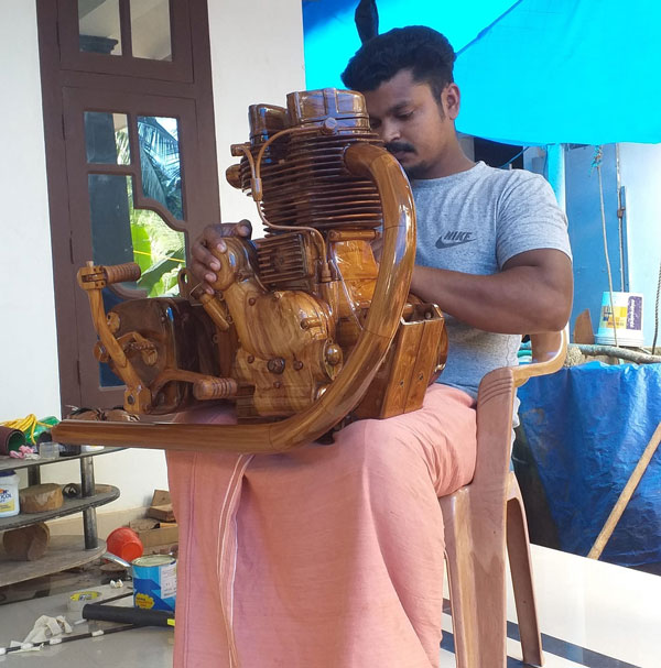 இதெல்லாம் வேற லெவல் திறமை... மரக்கட்டையால் உருவாக்கப்பட்ட ராயல் என்பீல்டு புல்லட்... வீடியோ!