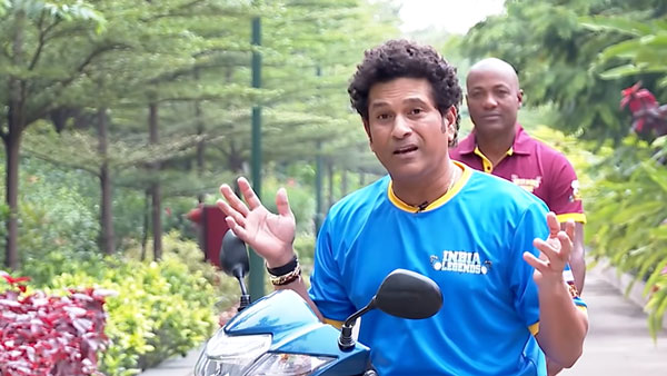 டூ-வீலர் ஓட்டும்போது இந்த தப்ப பண்ணாதீங்க... ரசிகர்களுக்கு மட்டுமல்ல நம்ம எல்லாருக்கும் இது பொருந்தும்...