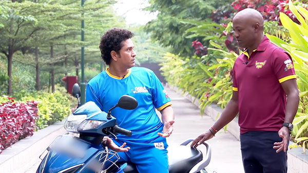 டூ-வீலர் ஓட்டும்போது இந்த தப்ப பண்ணாதீங்க... ரசிகர்களுக்கு மட்டுமல்ல நம்ம எல்லாருக்கும் இது பொருந்தும்...