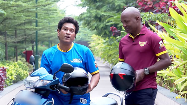 டூ-வீலர் ஓட்டும்போது இந்த தப்ப பண்ணாதீங்க... ரசிகர்களுக்கு மட்டுமல்ல நம்ம எல்லாருக்கும் இது பொருந்தும்...
