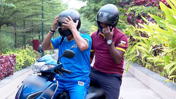டூ-வீலர் ஓட்டும்போது இந்த தப்ப பண்ணாதீங்க... ரசிகர்களுக்கு மட்டுமல்ல நம்ம எல்லாருக்கும் இது பொருந்தும்...