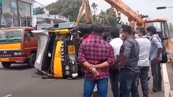 நிச்சயம் இவரு ஏதோ புண்ணியம் செஞ்சிருக்கணும்... நூலிழையில் உயிர்தப்பிய இளைஞர்... பரபரப்பு சிசிடிவி வீடியோ!