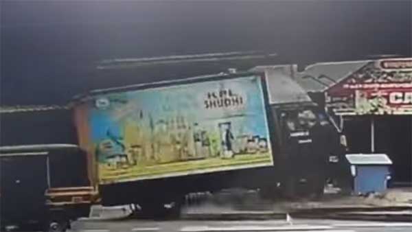 நிச்சயம் இவரு ஏதோ புண்ணியம் செஞ்சிருக்கணும்... நூலிழையில் உயிர்தப்பிய இளைஞர்... பரபரப்பு சிசிடிவி வீடியோ!