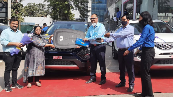 ஒரே ஒரு நாளில் 100 யூனிட் சஃபாரி கார்கள் டெலிவரி; அதுவும் ஒற்றை நகரத்தில்... தலைநகரத்தையே அமர்களப்படுத்திய டாடா!