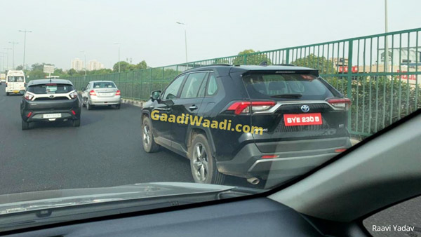 ஆர்ஏவி4 காரை இந்தியா கொண்டுவர தீவிரம் காட்டும் டொயோட்டா!! டெல்லியில் சோதனை ஓட்டம்!