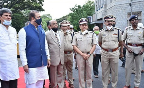 சிக்னல் கம்பத்திற்கு மரியாதை செலுத்திய பெங்களூரு போலீஸார்... இந்த கம்பத்திற்கு பின்னால் இப்படி ஒரு வரலாறா?..