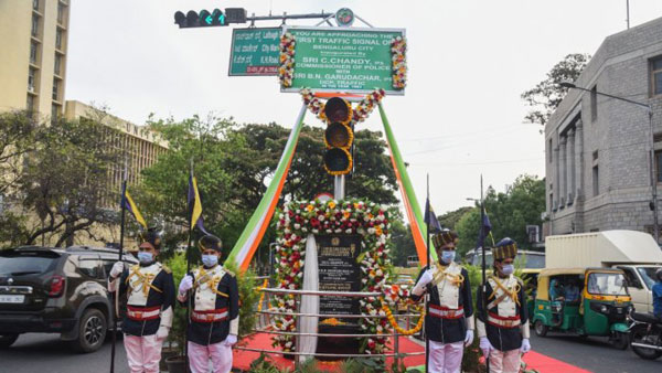 சிக்னல் கம்பத்திற்கு மரியாதை செலுத்திய பெங்களூரு போலீஸார்... இந்த கம்பத்திற்கு பின்னால் இப்படி ஒரு வரலாறா?..
