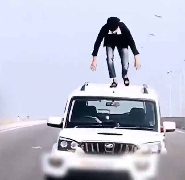 தண்டால் எடுக்க வேறு இடமே கிடைக்கலையா... காவல்துறை வெளியிட்ட வீடியோவால் ஷாக்கான இளசுகள்...