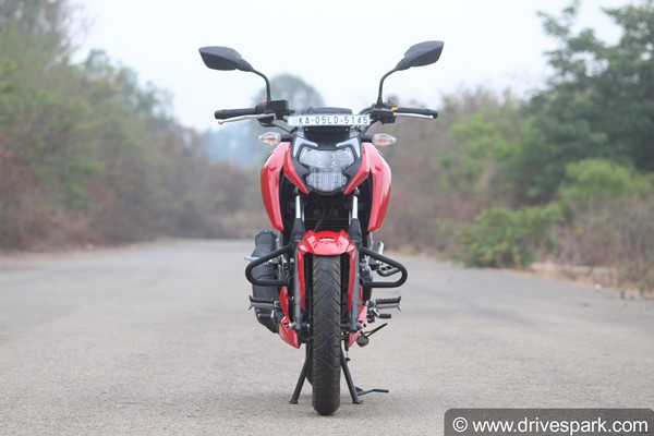 பட்ஜெட் பெர்ஃபார்மென்ஸ் பைக்குகளில் பர்ஃபெக்ட் சாய்ஸ்... புதிய டிவிஎஸ் அப்பாச்சி 160 4வி பைக்கின் ரோடு டெஸ்ட் ரிவியூ!