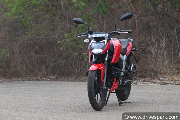 பட்ஜெட் பெர்ஃபார்மென்ஸ் பைக்குகளில் பர்ஃபெக்ட் சாய்ஸ்... புதிய டிவிஎஸ் அப்பாச்சி 160 4வி பைக்கின் ரோடு டெஸ்ட் ரிவியூ!