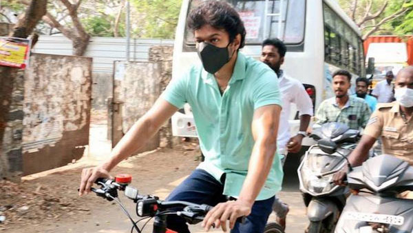 தேர்தல் களத்தை சூடாக்கிய நடிகர் விஜய்... அவர் பயன்படுத்திய கருப்பு - சிவப்பு சைக்கிள் விலை எவ்வளவு தெரியுமா?