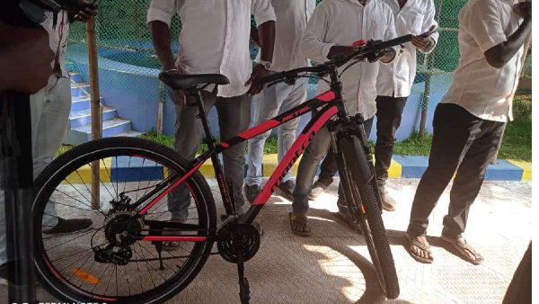தேர்தல் களத்தை சூடாக்கிய நடிகர் விஜய்... அவர் பயன்படுத்திய கருப்பு - சிவப்பு சைக்கிள் விலை எவ்வளவு தெரியுமா?