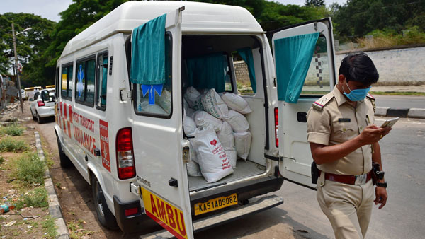 இறந்தவரின் உடலை எடுத்து செல்ல ரூ. 60,000 கேட்ட ஆம்புலன்ஸ் டிரைவர்... வேற லெவல் நடவடிக்கை எடுத்த போலீஸ்!!