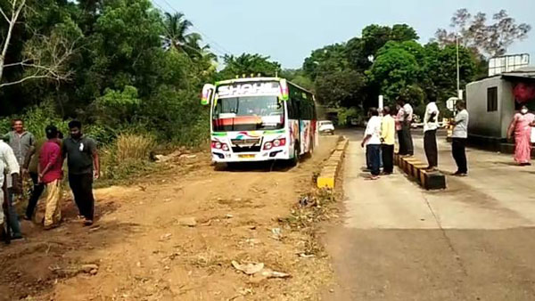 இது நம்ம லிஸ்ட்லயே இல்லயே... டோல்கேட் கட்டணம் செலுத்துவதை தவிர்க்க தனியாக சாலை அமைத்த மக்கள்...