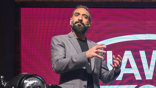 ரியல் லைஃப் சூப்பர் ஹீரோவிற்கு மிகவும் காஸ்ட்லியான பரிசு அறிவித்த பிரபல தொழிலதிபர்... என்ன பரிசுனு தெரிஞ்சா ஆச்சரியப்படுவீங்க!!
