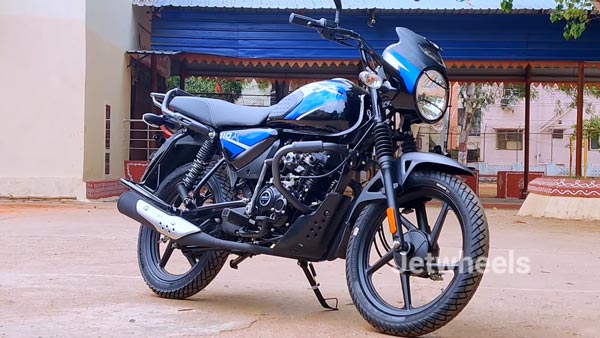 நிச்சயம் இந்த பைக் டெலிவரி மேன்களுக்கு உதவும்... ஷோரூமில் முதல் முறையாக காட்சி தந்த பஜாஜின் விலை குறைவான பைக்!!