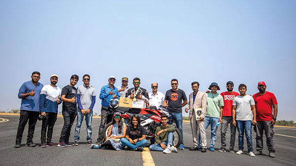 வீலிங்கில் பட்டையை கிளப்பும் பஜாஜ் பல்சர் என்எஸ்160!! ஹேண்டில்பாரில் கையே வைக்க தேவையில்லை!