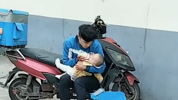 கால் இடுக்கில் குழந்தை... முதுகில் டெலிவரி பொருள்... நிச்சயம் இந்த டெலிவரி மேனின் கதை உங்கள் மனதை உருக வைக்கும்!