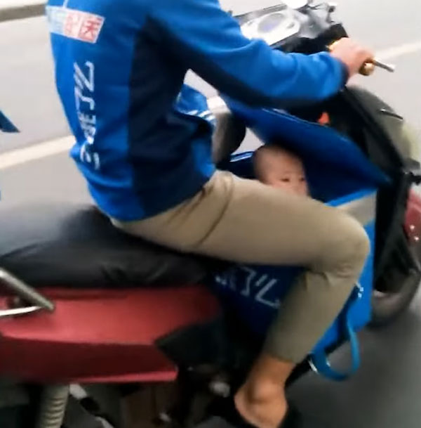 கால் இடுக்கில் குழந்தை... முதுகில் டெலிவரி பொருள்... நிச்சயம் இந்த டெலிவரி மேனின் கதை உங்கள் மனதை உருக வைக்கும்!