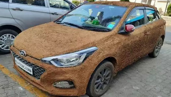 இந்தா ஆரம்பிச்சுட்டாங்கல்ல... மாட்டு சாணத்தால் காரை கோட்டிங் செய்த பக்தர்... காரணத்தை கேட்டால் அசந்திருவீங்க!