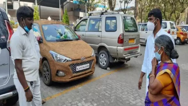 இந்தா ஆரம்பிச்சுட்டாங்கல்ல... மாட்டு சாணத்தால் காரை கோட்டிங் செய்த பக்தர்... காரணத்தை கேட்டால் அசந்திருவீங்க!