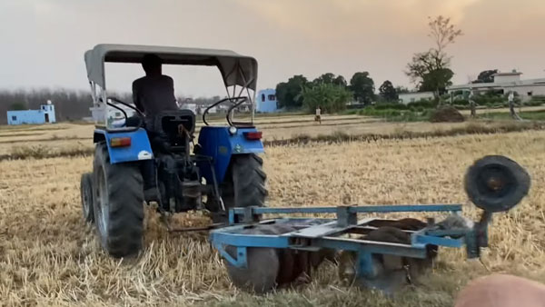 புத்தம் புதிய ஹூண்டாய் காரை டிராக்டராக மாற்றிய இளைஞர்... விலையயுர்ந்த காரில் ஏன் இந்த விபரீத முயற்சினு தெரிஞ்சா ஷாக்காயிருவீங்க!!