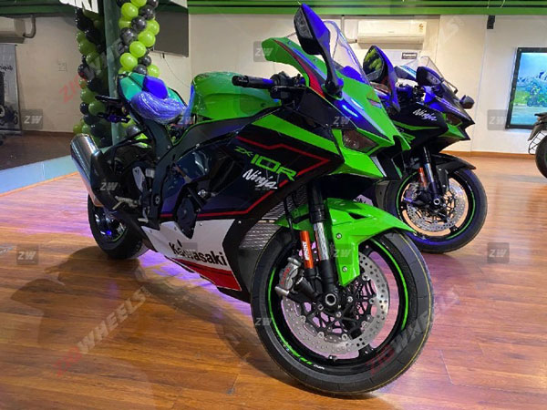 மலிவான 1000சிசி கவாஸாகி பைக்... இசட்எக்ஸ்-10ஆர்!! இந்திய ஷோரூம்களுக்கு வந்தது!
