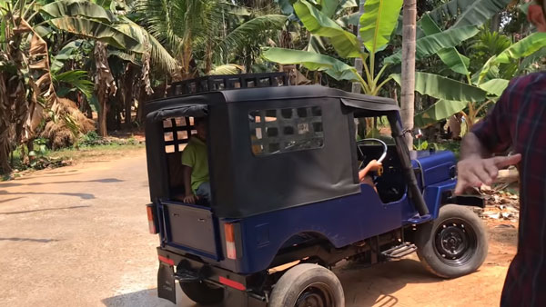 இதற்கெல்லாம் வேறலெவல் திறமை வேண்டும்!! மகன் வைத்து விளையாட எலக்ட்ரிக் ஜீப்பை உருவாக்கிய தந்தை!