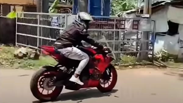 ஒழுங்கா போயிருந்தா ஃபைனோட போயிருக்கும்... இப்போ தேவை இல்லாம பைக் போச்சு... விழுந்து விழுந்து சிரிக்கும் கேரளவாசிகள்!!
