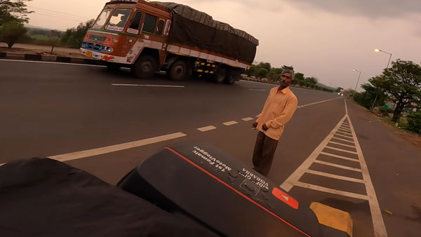 நாய் குட்டியை காப்பாற்ற போய் குடிகாரர்களிடத்தில் சிக்கிய இளம்பெண்... உதவிக்கு யாருமே வரல... கடைசியில் என்ன நடந்தது?