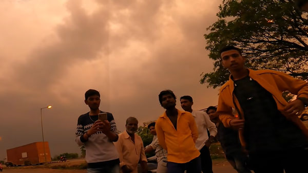 நாய் குட்டியை காப்பாற்ற போய் குடிகாரர்களிடத்தில் சிக்கிய இளம்பெண்... உதவிக்கு யாருமே வரல... கடைசியில் என்ன நடந்தது?