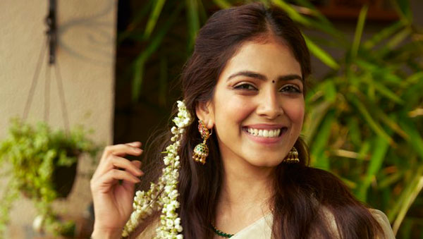 தல அஜீத்துக்கே சவால் விடுவாங்க போல... ராயல் என்பீல்டு பைக்கில் கெத்து காட்டிய பிரபல நடிகை... யார்னு தெரியுதா?