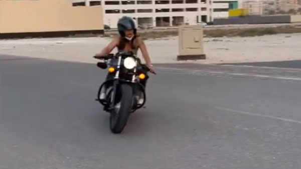 15 வருடங்களுக்கு பிறகு பைக் ஓட்டி பார்த்த பிரபல நடிகை!! ஹார்லி-டேவிட்சன் உடன் துபாயில்...
