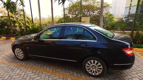 தனது பென்ஸ் காரின் மைலேஜை அதிகரிக்க இளைஞரின் வித்தியாசமான யோசனை!! என்ன செஞ்சிருக்காருனு பாருங்க...