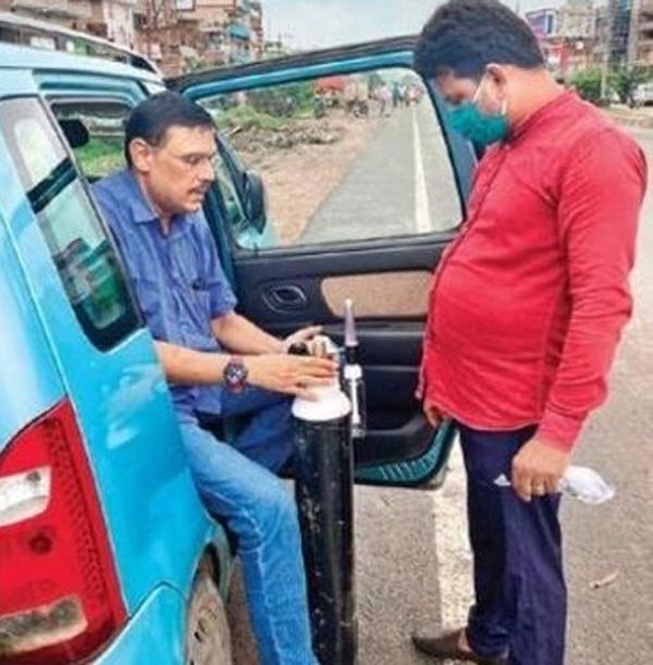 நிஜ வாழ்க்கை ஹீரோக்கள்... வேகன்ஆர் காரை ஆக்ஸிஜன் வாகனமாக மாற்றிய கணவன்-மனைவி... 1000 பேரை காப்பாற்றிய நிஜ வாழ்க்கை கடவுள்கள்!!