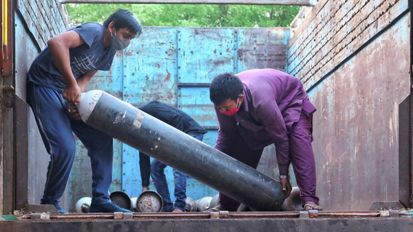 ஆக்சிஜன் வழங்குவதற்காக கார் ஆலைகளை தற்காலிகமாக மூடும் மாருதி!