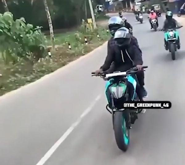 இது தேவையா...!! சொந்த செலவில் சூனியம் வைத்து கொண்ட கேடிஎம் பைக் ஓட்டுனர்!