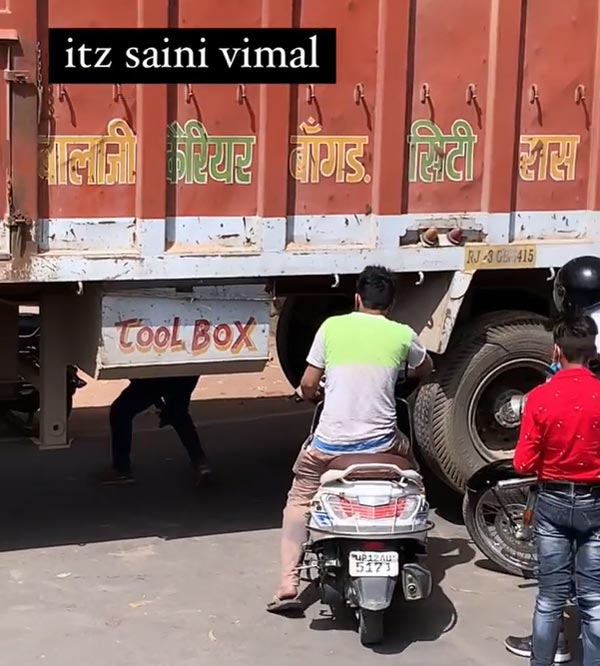 இதெல்லாம் ரொம்ப புதுசு... டிராஃபிக்கை தவிர்க்க லாரிக்கு அடியில் புகுந்து இளைஞர்... வைரல் வீடியோ!!